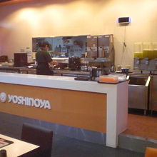 ４階の吉野家の厨房の様子です。なかなか綺麗な厨房です。