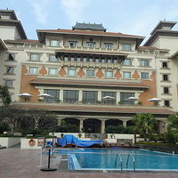 中庭は広く建物の見栄えがいい。プールもあり