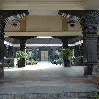 玄関アプローチが広くて素敵にまとめられている