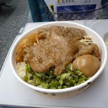 豚肉弁当。100元。