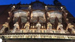 美術品のような美しい建物