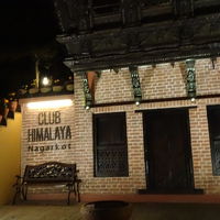 左の階段を上っての入館となります。