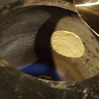 ナンを焼く釜です