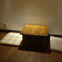 板張りの上に座布団と机あり