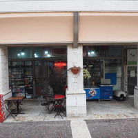 向かいには小さなスーパーマーケットがある