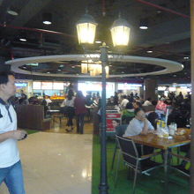 国内線ターミナルの４階の食堂には、利用客が多く、賑わっている