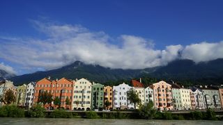 川沿いのカラフルなアパートメントがかわいい