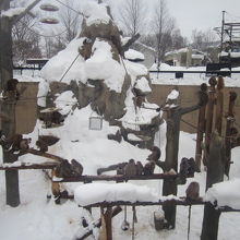 旭山動物園の冬のさる山は勿論雪まみれです( ´∀｀ )。