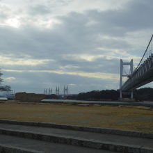 橋の連なる対岸の島から香川県