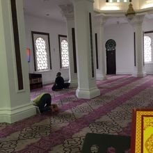 熱心にお祈りしています