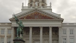 ロワイヤル広場に面して建つ教会