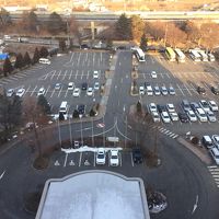 約300台収容可能な駐車場、利用は無料