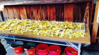 ビルの合間に金色の鳥居があり御利益ありそうです