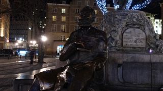 座っている男性の銅像