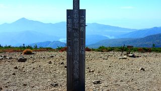 一切経山と合わせて登ることができますが，頂上付近まで森林限界が現れず，登山道も悪いです