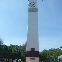 チャトゥチャック公園の中央には、時計塔が建てられています。