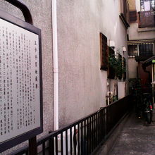 民家の間の駐車スペースのような場所にあります