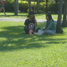 チャトゥチャック公園の芝生は、市民の憩いの場となっています。