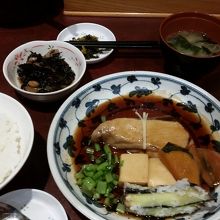 煮魚定食950円　本日はブリ