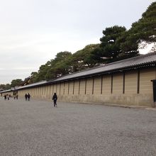 延々と続く外壁