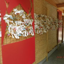 たくさんのおみくじが結ばれているところ