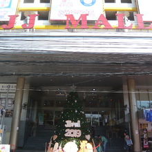 ＪＪモールの入口の様子です。ＪＪモールの文字が見えます。