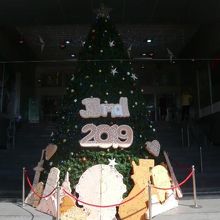 ２０１９年に備えての早めの飾りつけでしょう。玄関に置かれた飾