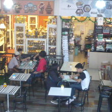 店内のカフェです。若者が多いのが解ります。１階の入口です。