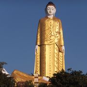 モンユワ近郊　ボディ・タタウン　“巨大な二体と等身大の無数の仏像”