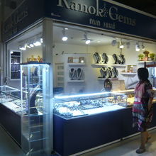 ＪＪモールの店内の商品です。やはり女性客が注視しています。