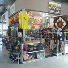 手芸の店でしょう、女性客が店内にいます。明るい店舗です。