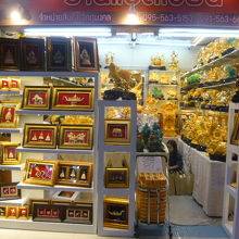 こちらは、絵画の店舗です。黄金色の商品が並べられています。