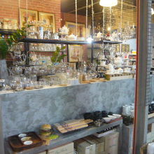 ガラス製品の店舗です。洒落た感じの商品が並べられています。
