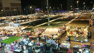 街中のナイトマーケット