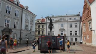 「聖ペトロ聖パウロ教会」の向かいの広場に建っている像