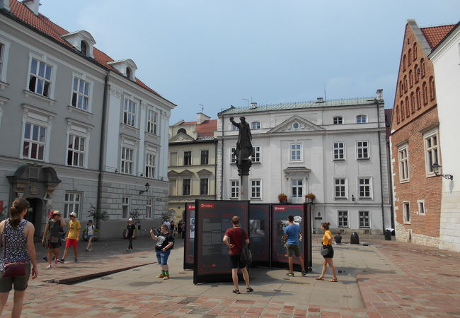 「聖ペトロ聖パウロ教会」の向かいの広場に建っている像