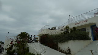 瀬長島の綺麗なショッピングエリアですが…