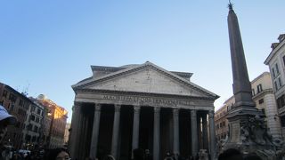 パンテオン前、観光客であふれています