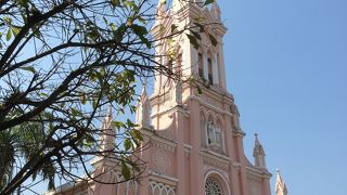 ピンク色の可愛らしさを感じる教会