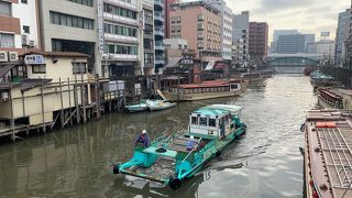 朝は神田川を清掃する様子が見られる事があります。