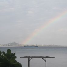 ～沖に見える｢伊江島｣には虹が架かっていました～