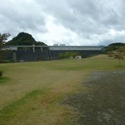 ダム直下、全域に芝生が広がる公園