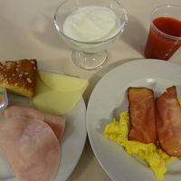 ブッフェ式の朝食　お皿に料理を盛り付けました