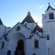 トゥルッリ風の屋根が特長の教会