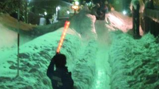 雪あかりの動物園期間中は、滑り台が設置されていました