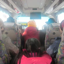 その車内、補助席にて小さくなって過ごす羽目に…(;´Д｀)。