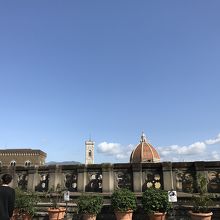 ここがウフィツィ美術館のカフェテラスで、ランツィの回廊の屋根
