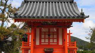 神池の中島に鎮座