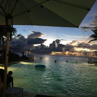 夕暮れのプールからの眺めいいですよね