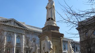 周囲の像が弟子の像で・・・